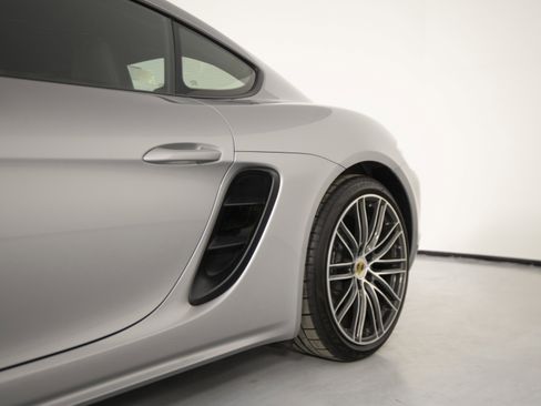 Used 2025 Porsche 718 Cayman image 35