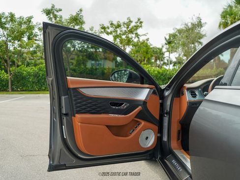 Used 2022 Bentley Flying Spur Plug-In Hybrid image 19