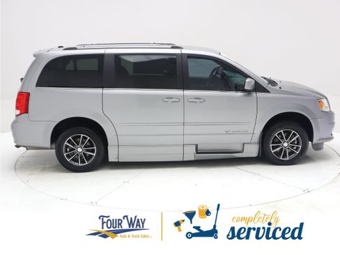 Used 2016 Dodge Grand Caravan SXT FWD image 4
