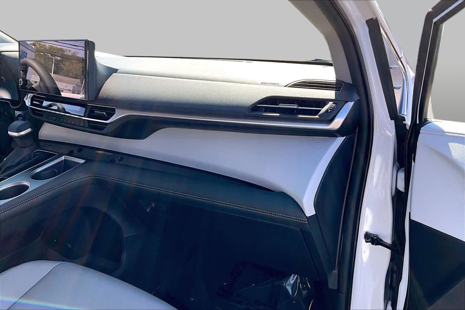 Used 2025 Toyota Sienna XLE FWD image 19