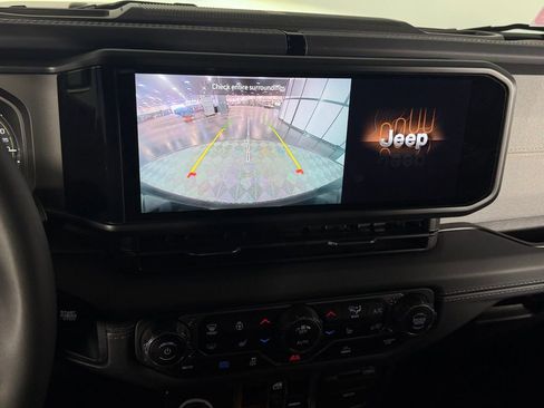 Used 2025 Jeep Wrangler Unlimited Sahara AWD/4WD image 19
