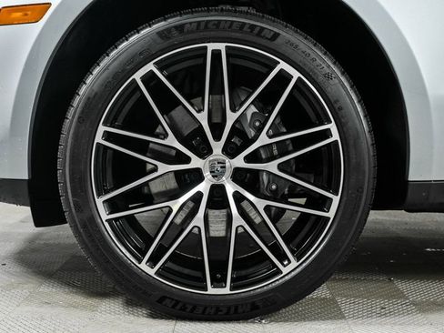 Certified 2025 Porsche Macan image 39