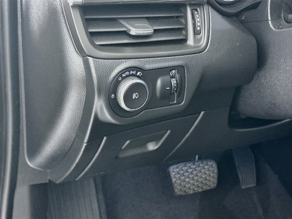 Used 2017 Buick Envision Essence FWD image 16