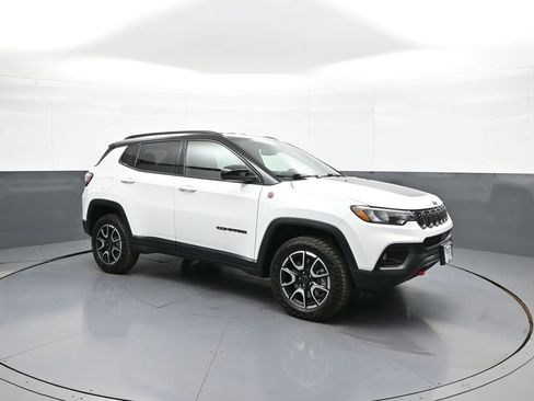 Used 2025 Jeep Compass Trailhawk AWD/4WD image 4