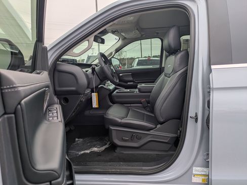 New 2025 Ford Expedition Max Platinum w/ Driver's Package image 15