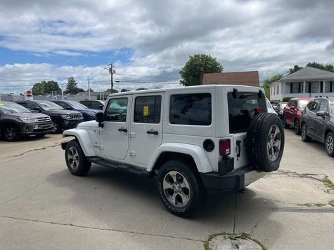 Used 2017 Jeep Wrangler Unlimited Sahara w/ Connectivity Group AWD/4WD image 8