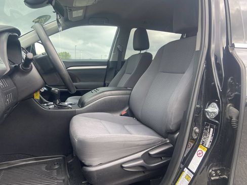 Used 2019 Toyota Highlander LE AWD/4WD image 18