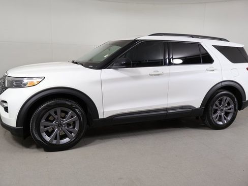 Used 2022 Ford Explorer XLT w/ Equipment Group 202A image 9