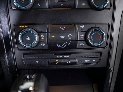 Used 2018 Ford Explorer XLT image 33