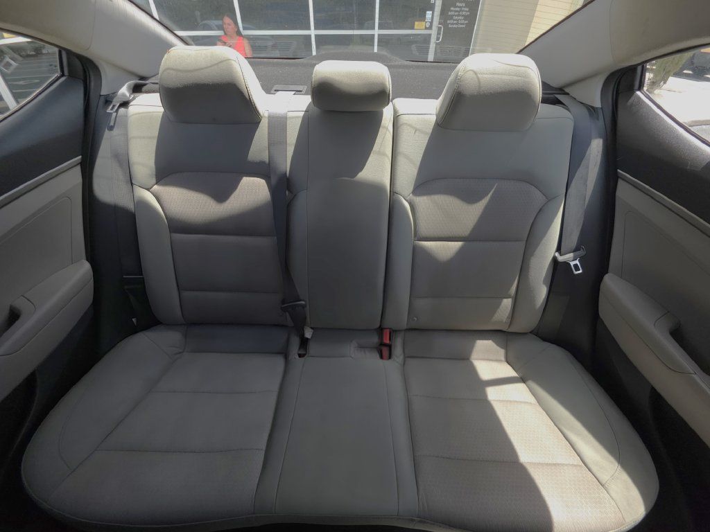 Used 2017 Hyundai Elantra SE FWD image 19