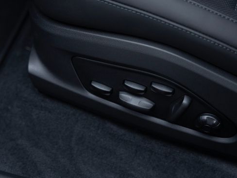 Certified 2025 Porsche Macan Electric RWD image 15