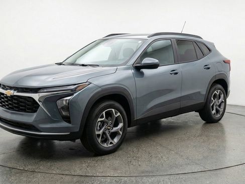 Used 2025 Chevrolet Trax LT w/ LT Convenience Package image 2