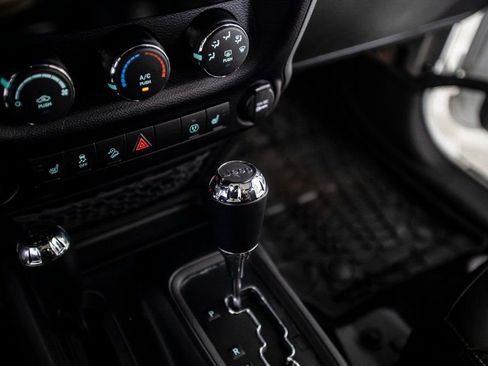 Used 2017 Jeep Wrangler Unlimited Sahara image 31