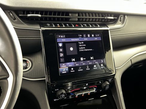 Used 2023 Jeep Grand Cherokee L Laredo image 16