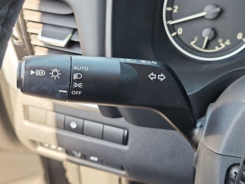 Used 2023 Nissan Rogue SL w/ SL Premium Package FWD image 16