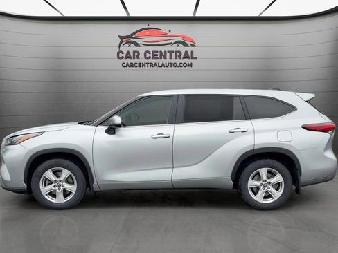 Used 2023 Toyota Highlander LE AWD/4WD image 2