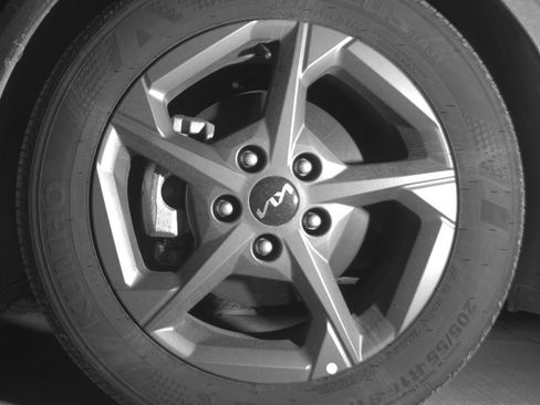 Used 2025 Kia K4 LXS image 12