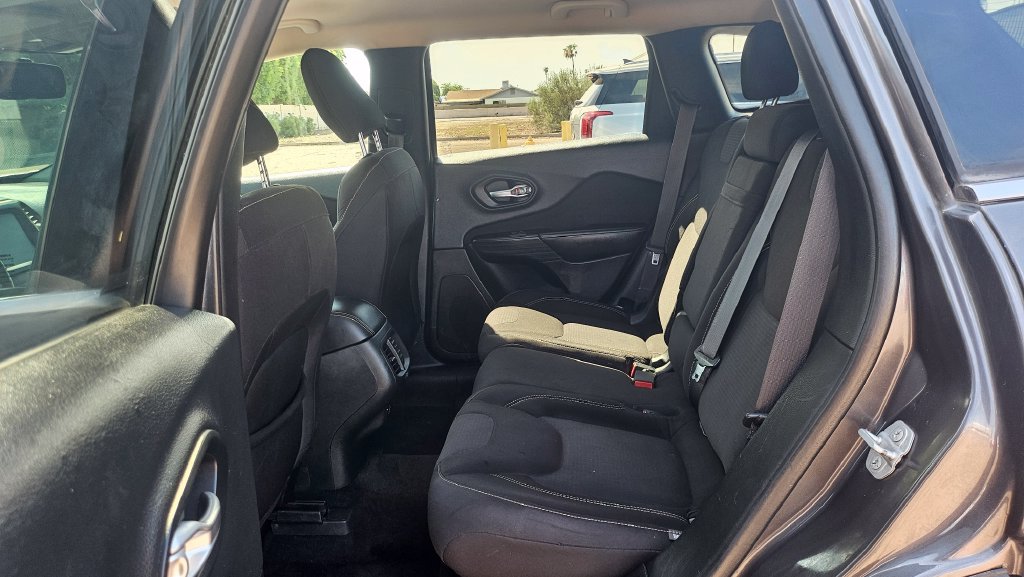 Used 2015 Jeep Cherokee Latitude AWD/4WD image 24