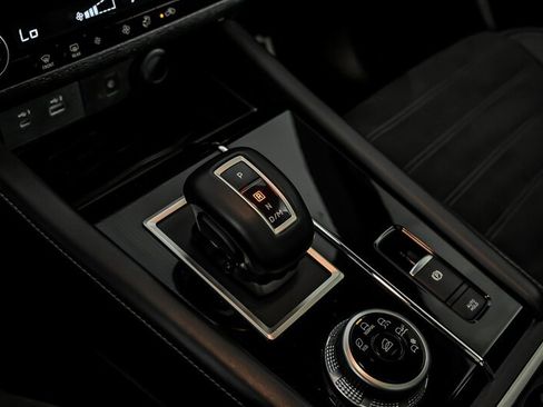 Used 2024 Mitsubishi Outlander SE Black Edition FWD image 29