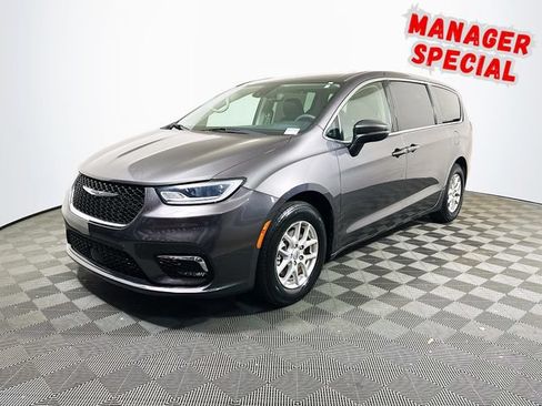 Used 2023 Chrysler Pacifica Touring-L FWD image 4