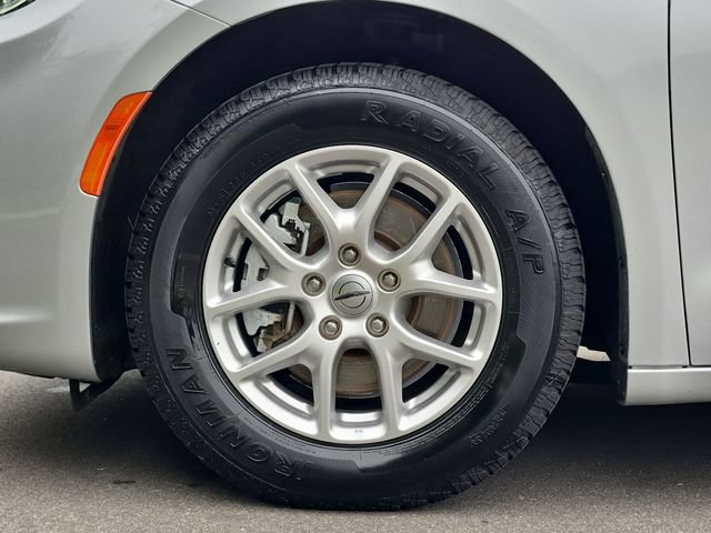 Used 2024 Chrysler Pacifica Touring-L FWD image 19