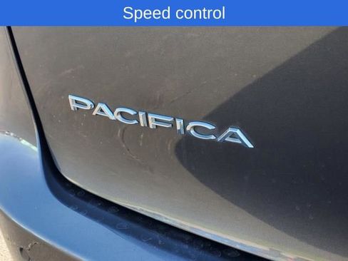 Used 2022 Chrysler Pacifica Touring-L image 7