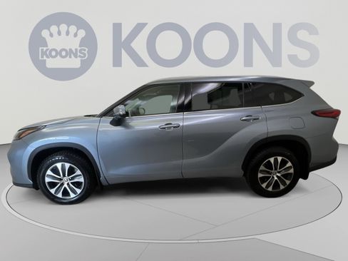 Used 2022 Toyota Highlander XLE AWD/4WD image 5