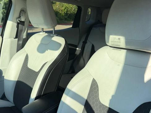 Used 2018 Jeep Compass Latitude w/ Cold Weather Group FWD image 9