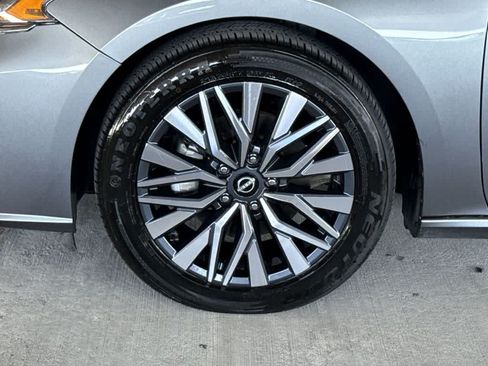 Used 2023 Nissan Altima 2.5 SV FWD image 11