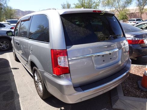 Used 2014 Chrysler Town & Country Touring-L w/ Driver Convenience Group FWD image 4