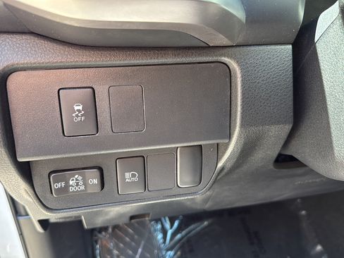 Used 2023 Toyota Tacoma SR5 w/ SR5 Appearance Package RWD image 17