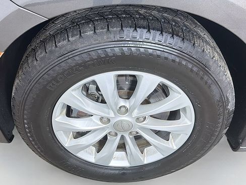 Used 2019 Chrysler Pacifica Touring-L FWD image 18