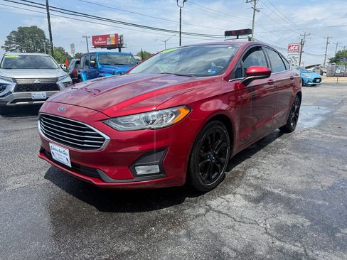 Used 2019 Ford Fusion SE w/ Equipment Group 151A FWD image 3