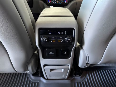 Used 2018 GMC Acadia SLT image 29