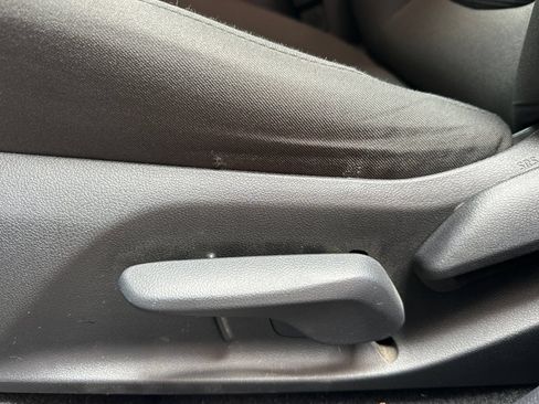 Used 2022 Toyota RAV4 LE AWD/4WD image 15