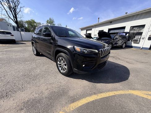 Used 2019 Jeep Cherokee Latitude Plus w/ Cold Weather Group AWD/4WD image 18