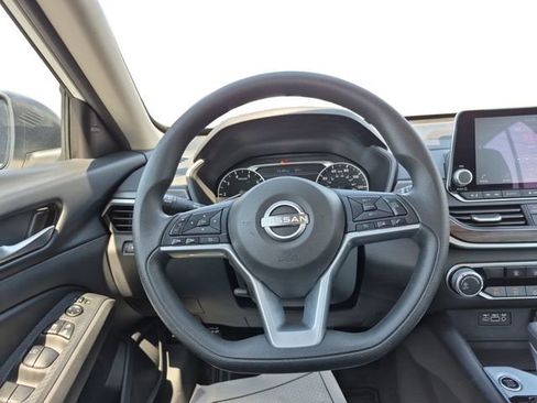 Used 2025 Nissan Altima 2.5 SV image 12