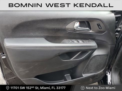 Used 2025 Chrysler Pacifica Select image 22