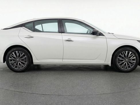 Used 2025 Nissan Altima 2.5 SV FWD image 9