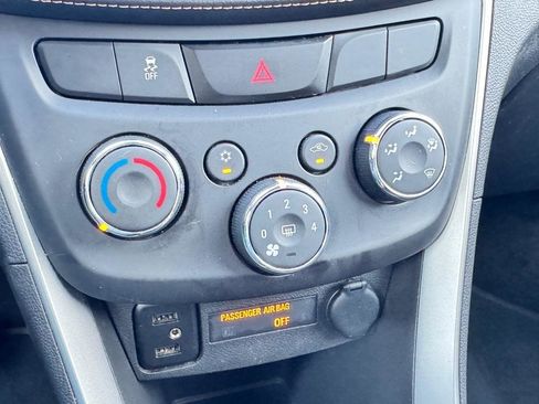 Used 2018 Chevrolet Trax LT w/ LT Convenience Package image 11
