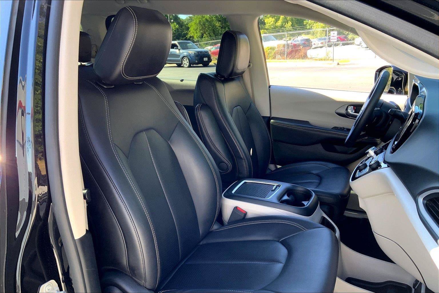 Used 2024 Chrysler Pacifica Touring-L FWD image 7