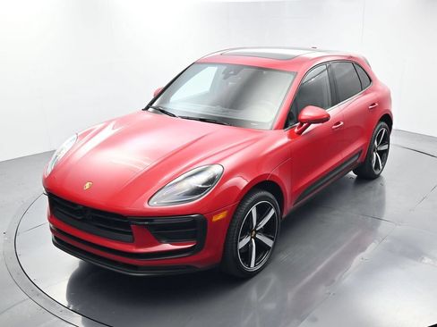 Certified 2025 Porsche Macan AWD/4WD image 32