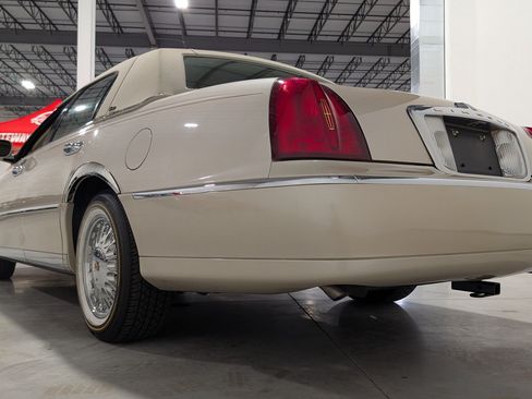 Used 2001 Lincoln Town Car Cartier RWD image 10