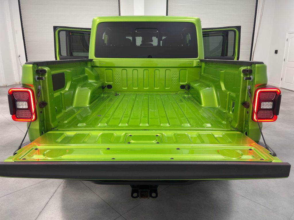 Used 2025 Jeep Gladiator Mojave w/ Convenience Group AWD/4WD image 33