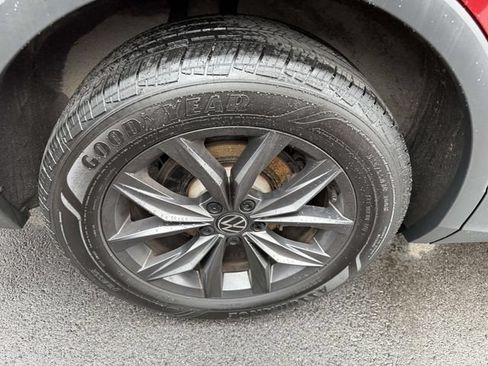 Certified 2024 Volkswagen Tiguan SE AWD/4WD image 9