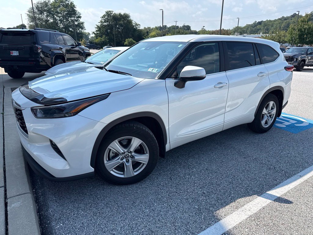 Used 2023 Toyota Highlander LE FWD image 2