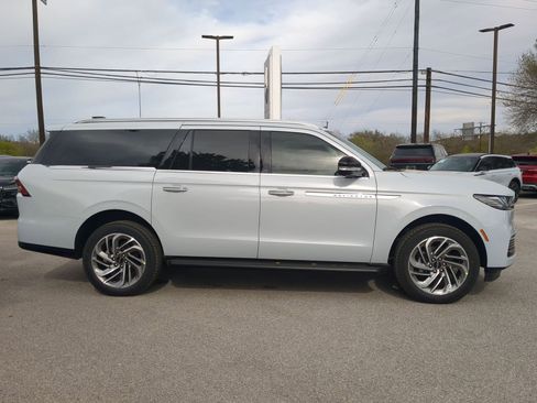 New 2026 Lincoln Navigator L Premier AWD/4WD image 2