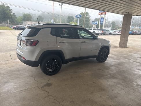 New 2026 Jeep Compass Latitude image 4