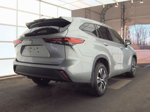 Used 2023 Toyota Highlander XLE image 2