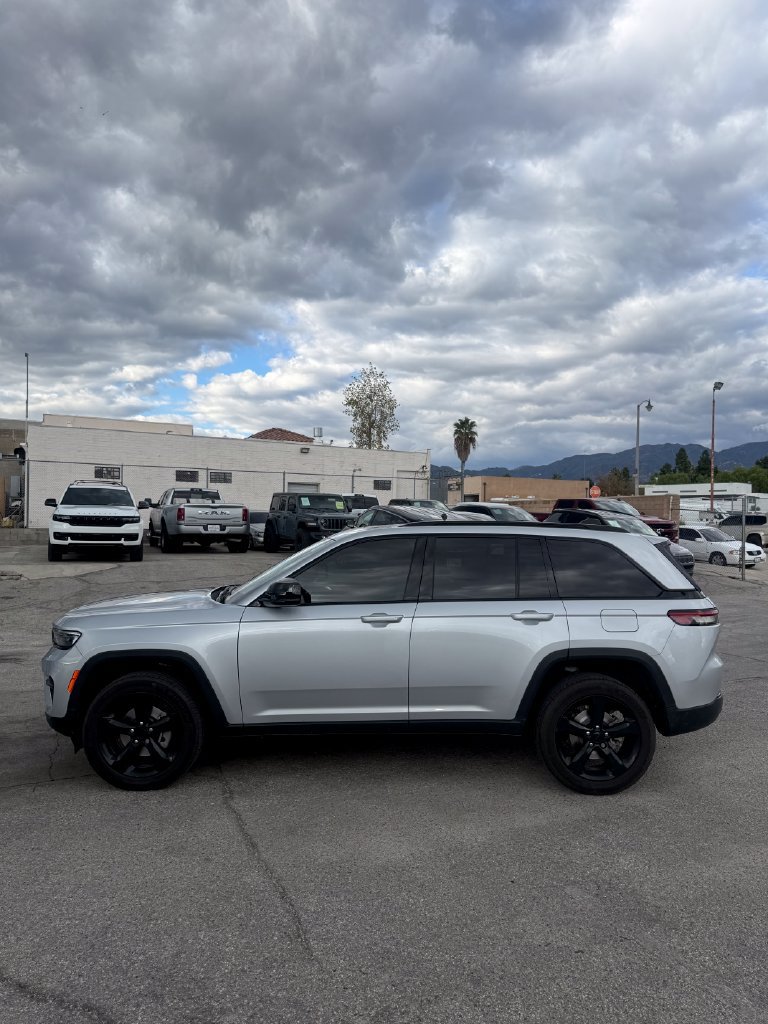 Used 2023 Jeep Grand Cherokee Altitude AWD/4WD image 3